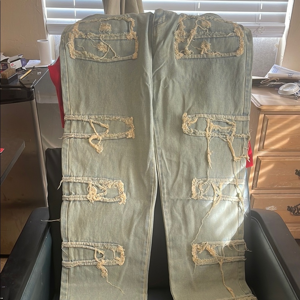 Distressed Light Blue Men's Jeans brand new never worn
